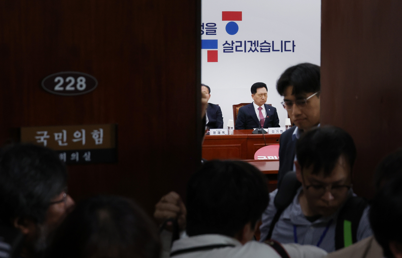 The leaders of the ruling People Power Party hold a closed-door meeting held the morning after the defeat at the National Assembly building in Seoul on Thursday. (Yonhap)