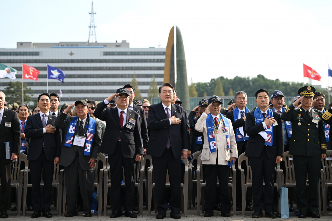 President Yoon Suk Yeol (fourth from right) and other participants salute the national flag during a ceremony at the War Memorial of Korea in Seoul on Thursday to mark the 73rd anniversary of the Battle of Lake Changjin, also known as the Battle of Chosin Reservoir and one of the major Korean War battles in North Korea during the 1950-53 Korean War. (Yonhap)