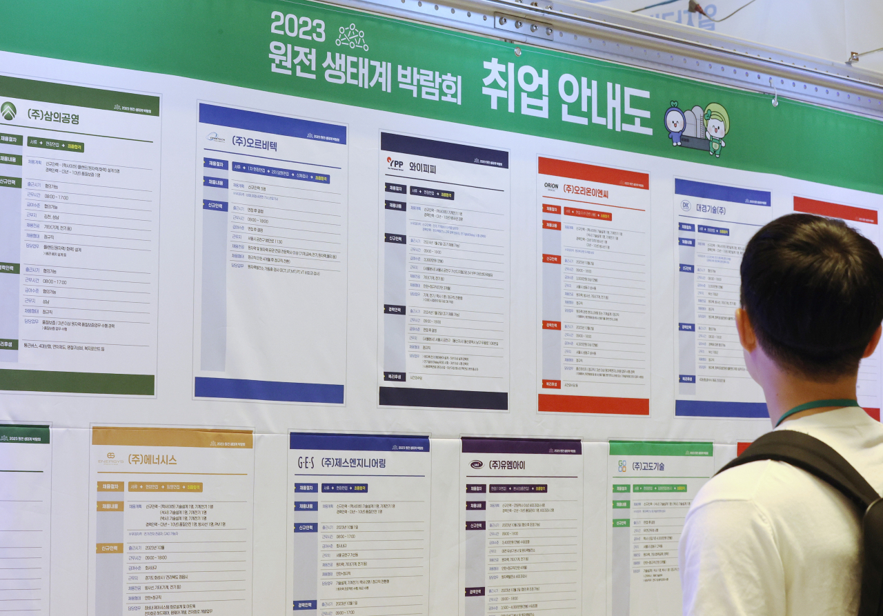 A jobseeker looking at a bulletin at a job fair in Seoul on Sept. 19. (Yonhap)