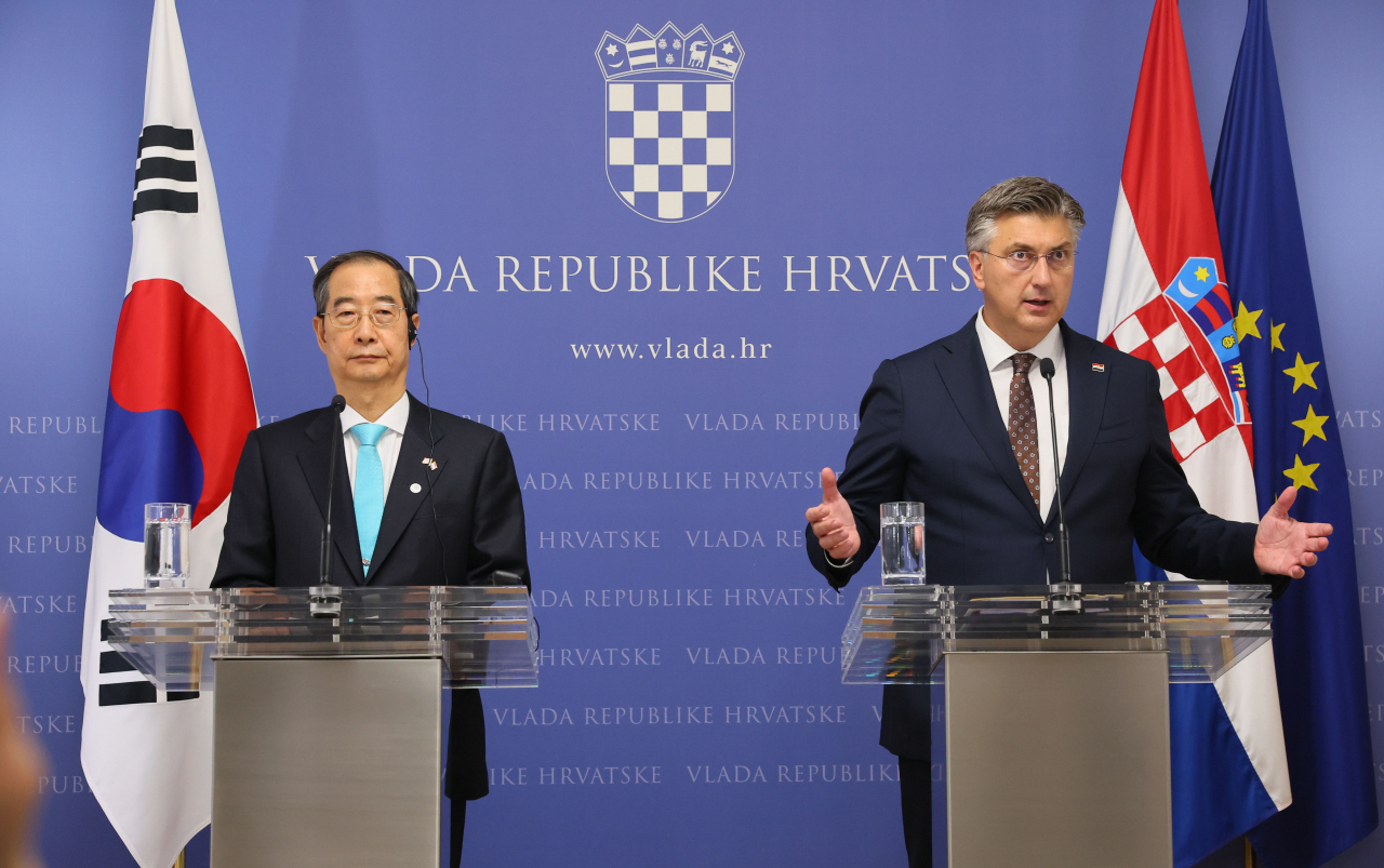 Prime Minister Han Duck-soo (left) and Croatian Prime Minister Andrej Plenkovic hold a joint press conference in Zagreb on Thursday. (Yonhap)