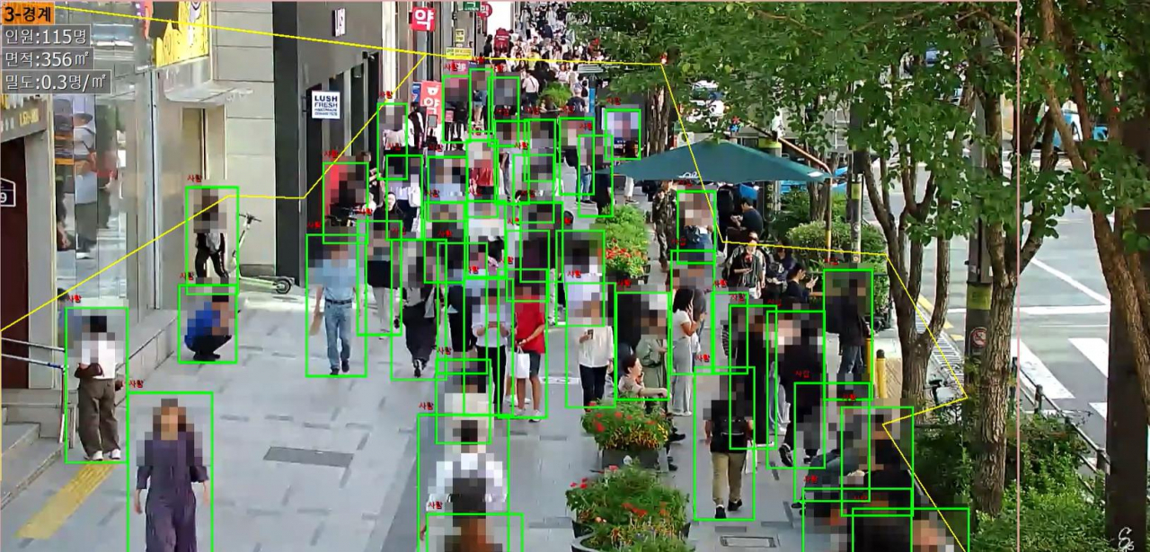 Software installed in a surveillance camera detects people walking on a street in Songpa-gu, southern Seoul. (Seoul Metropolitan Government)