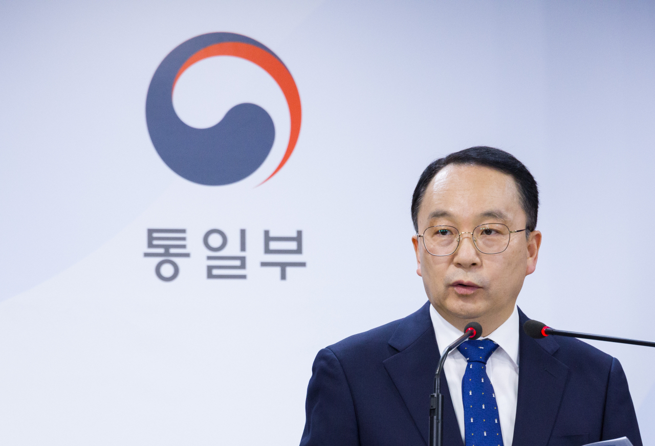 Unification Ministry spokesperson Koo Byoung-sam speaks during a press briefing on Friday. (Yonhap)