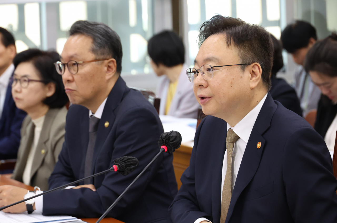 Minister of Health and Welfare Cho Kyu-hong speaks at the National Assembly's audit on Wednesday. (Yonhap)