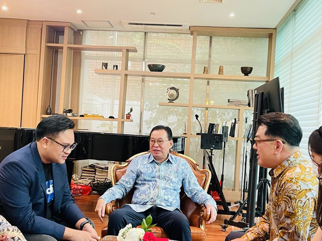 Dyota M. Marsudi, President, Director, and CEO of Bank Aladin Syariah(left) discusses areas of cooperation in digital banking with the Indonesian Ambassador to Korea Gandi Sulistiyanto(center), and industry people at the Indonesian Embassy in Seoul. (Indonesian Embassy in Seoul)