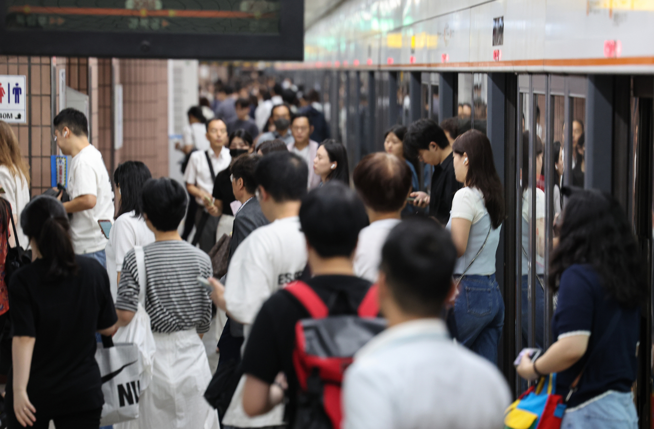 Commuters on a Seoul subway, Sept. 14 (Yonhap)