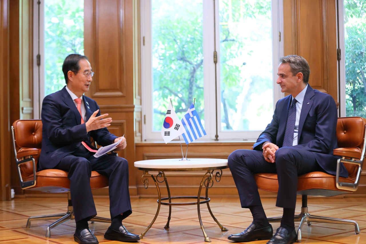 South Korean Prime Minister Han Duck-soo (left) holding talks with his Greek counterpart, Kyriakos Mitsotakis, in Athens on Friday. (Office for Government Policy Coordination, Prime Minister's Secretariat)