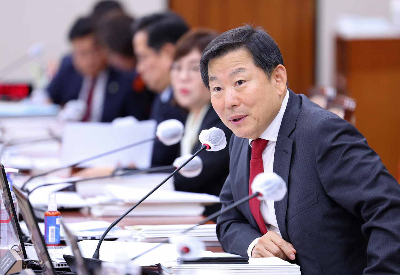 The ruling People Power Party Secretary General Lee Chul-gyu (right) questions during a parliamentary inspection by the National Assembly’s Trade, Industry, Energy, SMEs and Startups Committee on Wednesday. (Yonhap)