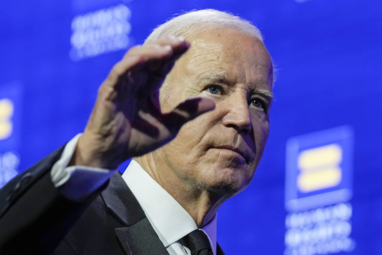 President Joe Biden waves to the crowd after speaking at the 2023 Human Rights Campaign National Dinner on Saturday in Washington. (AP-Yonhap)