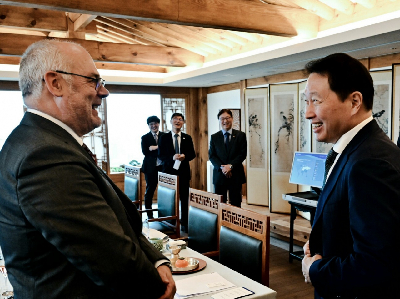 SK Group Chairman Chey Tae-won (right) welcomes Estonian President Alar Karis on his two-day visit to South Korea, at the SK building in Seorin-dong, Jongno-gu in Seoul, on Friday. (SK Group)