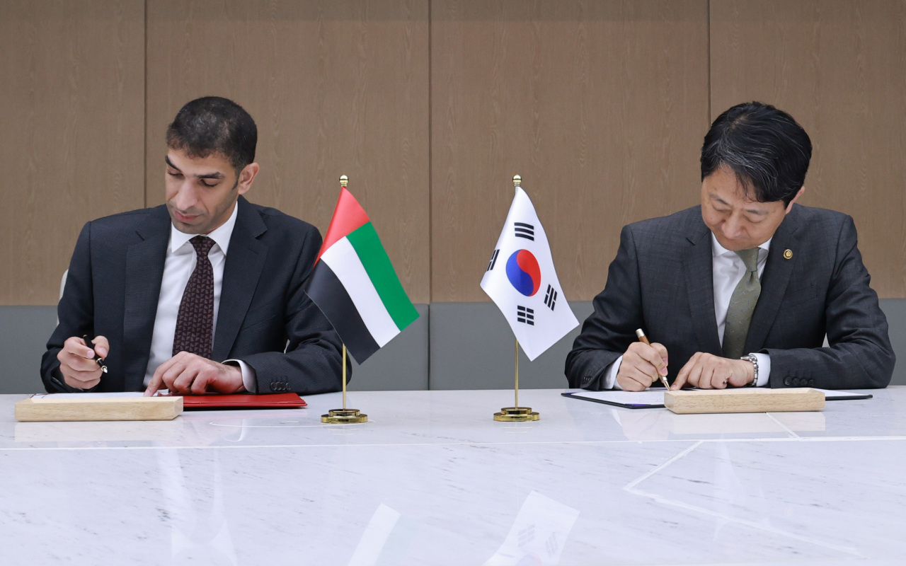 South Korea's Trade Minister Ahn Duk-geun and the UAE's foreign trade minister, Thani bin Ahmed Al Zeyoudi, ink the joint statement on the conclusion of negotiations for the bilateral Comprehensive Economic Partnership Agreement in Seoul on Saturday. (The Ministry of Trade, Industry and Energy)