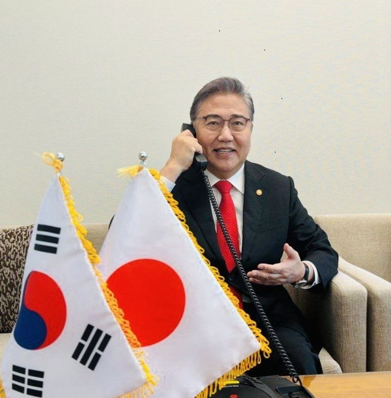 Foreign Minister Park Jin during a phone call with Japanese Foreign Minister Yoko Kamikawa on Sunday. (Ministry of Foreign Affairs)