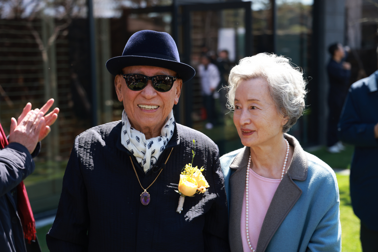 Park Seo-bo (left) and his wife Yoon Myeong-sook attend the groundbreaking ceremony for his museum at JW Marriott Jeju Resort and Spa on Jeju Island on March 14. (JW Marriott Jeju Resort and Spa)