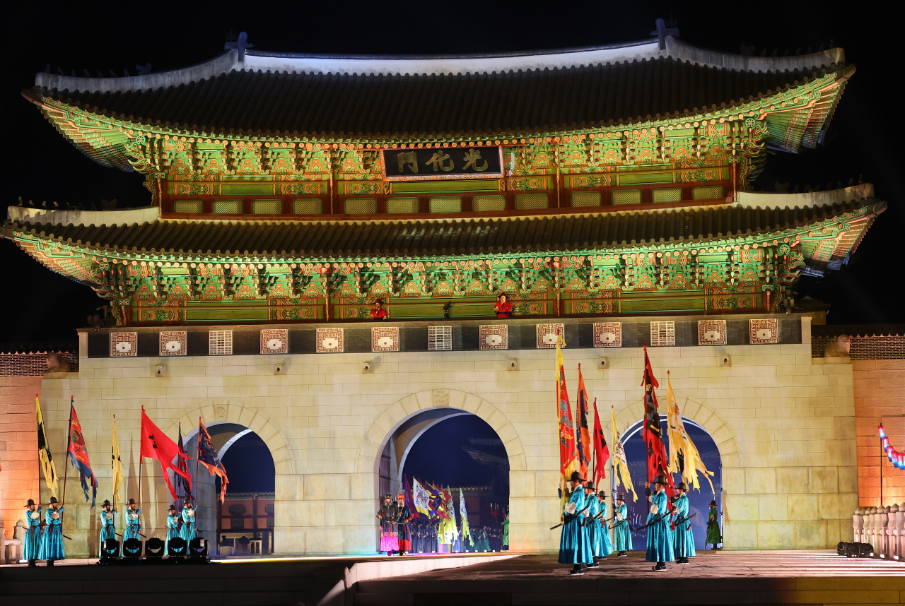 Woldae and the new signboard of Gwanghwamun is shown in front of Gyeongbokgung in Seoul, during an opening event on Sunday evening. (Yonhap)
