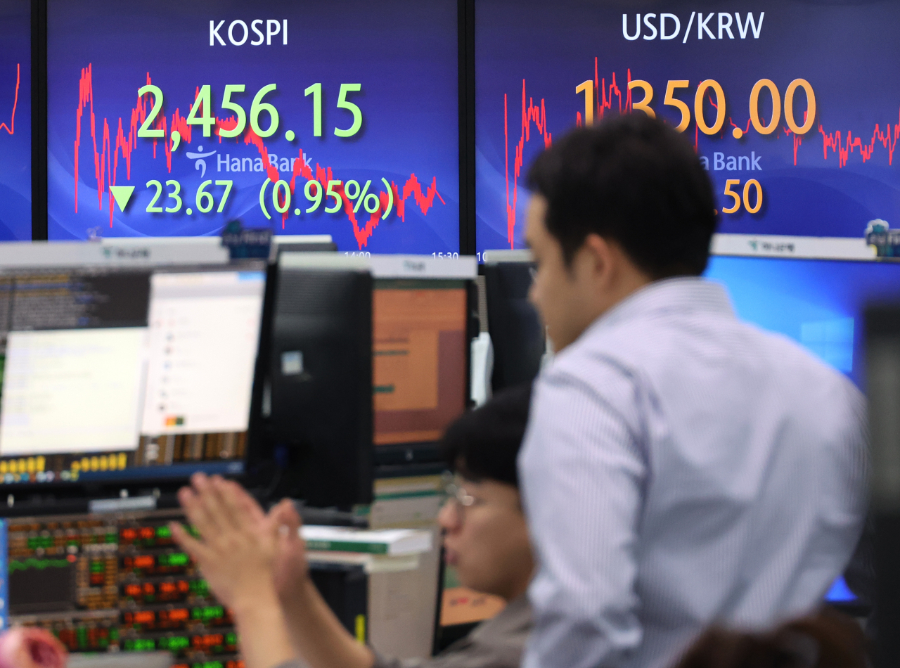 An electronic signboard at a Hana Bank dealing room in Seoul shows that the benchmark Korea Composite Stock Price Index closed at 2,456.15 points on Friday, down 0.95 percent from the previous session's close. (Yonhap)