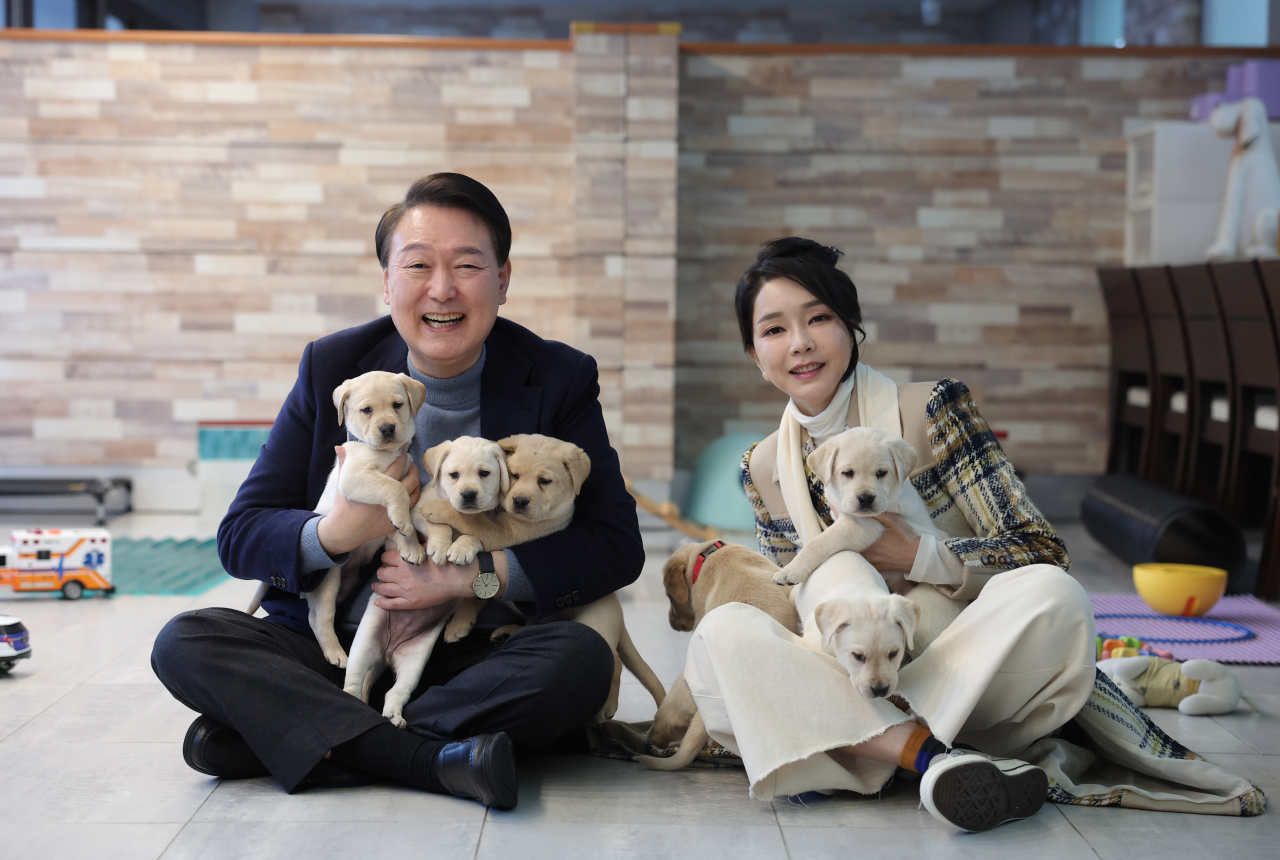 President Yoon Suk Yeol (left) and first lady Kim Keon Hee pose for a photo with retriever puppies at the Samsung Guide Dog School in Yongin, Gyeonggi Province, in 2022. (Presidential Office)