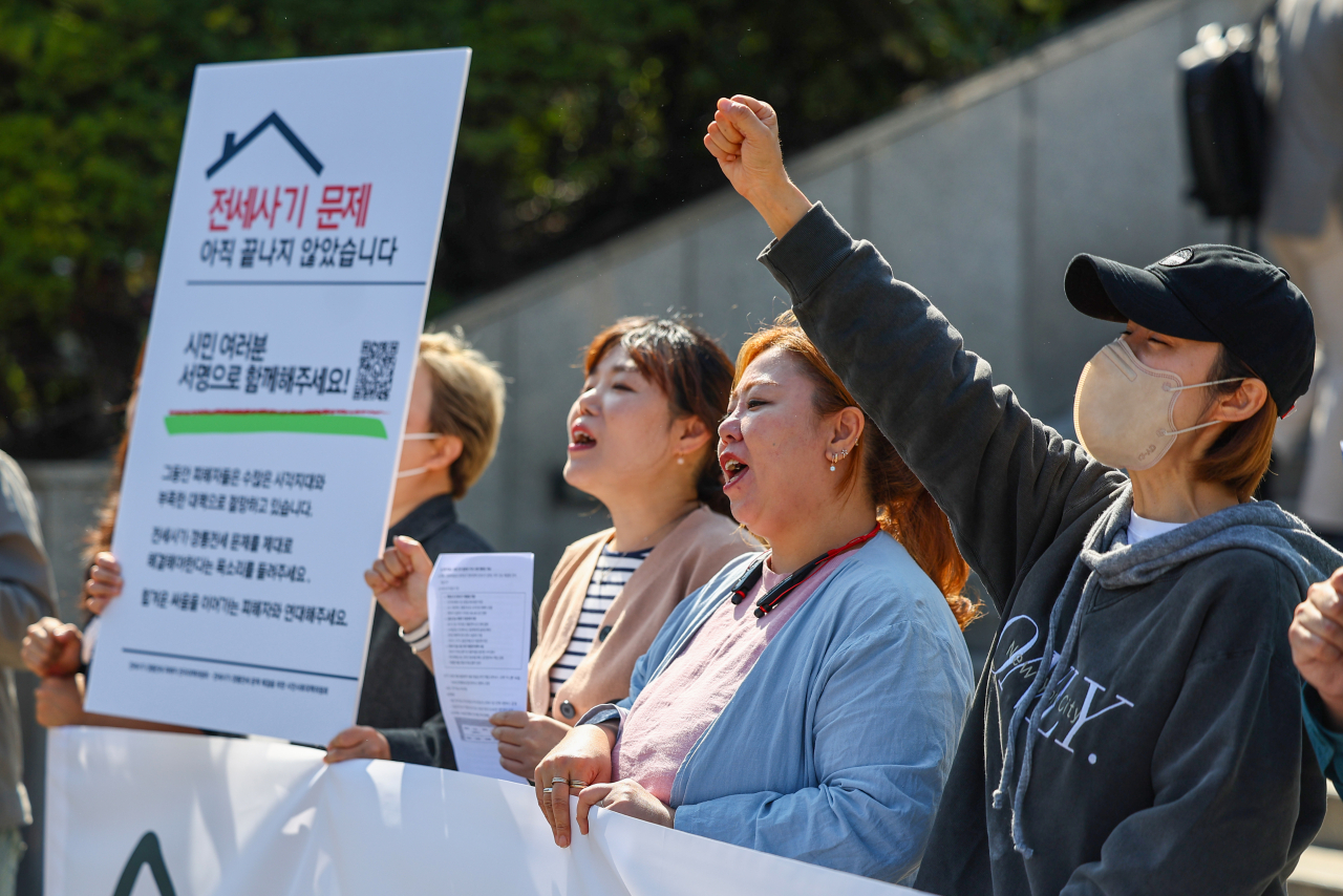 Protesters call for a revision of the Special Act on Jeonse Fraud at a rally held near Seoul Station on Tuesday. (Yonhap)