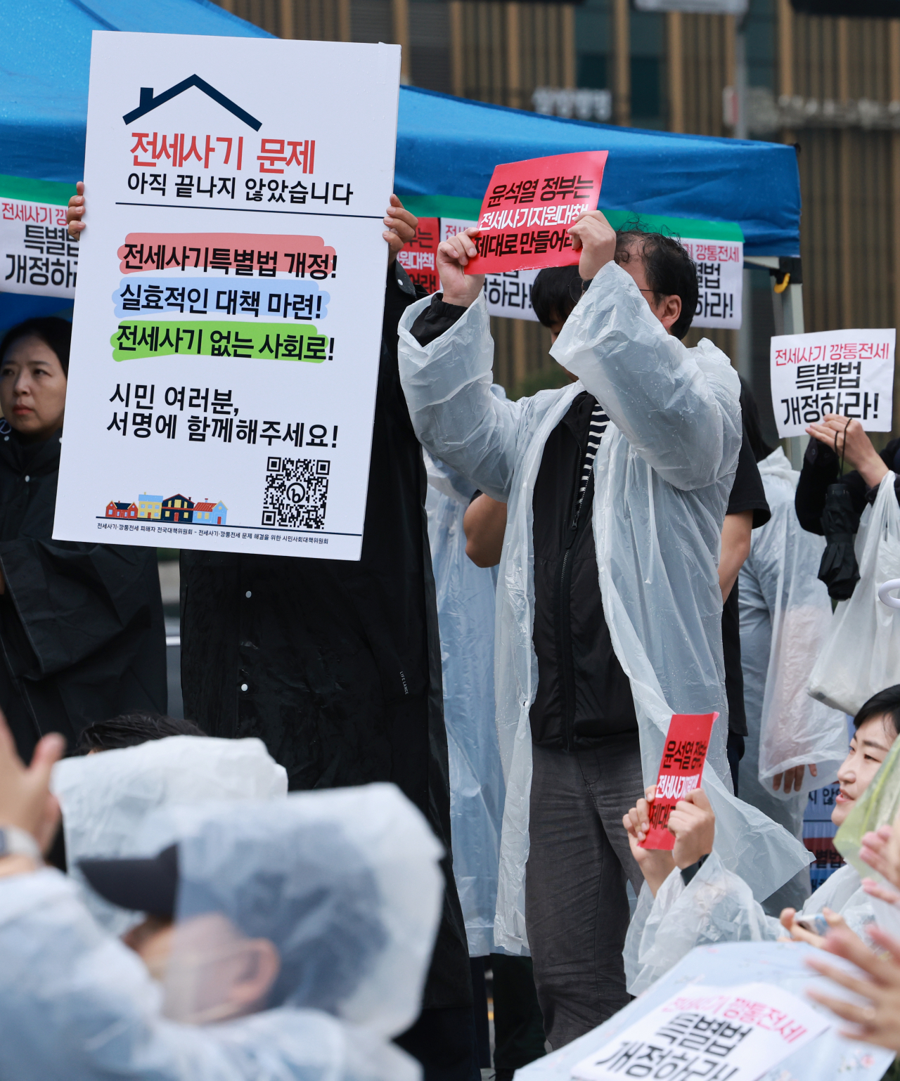 Protesters call for a revision of the Special Act on Jeonse Fraud at a rally held near Jonggak Station in central Seoul on Saturday. (Yonhap)