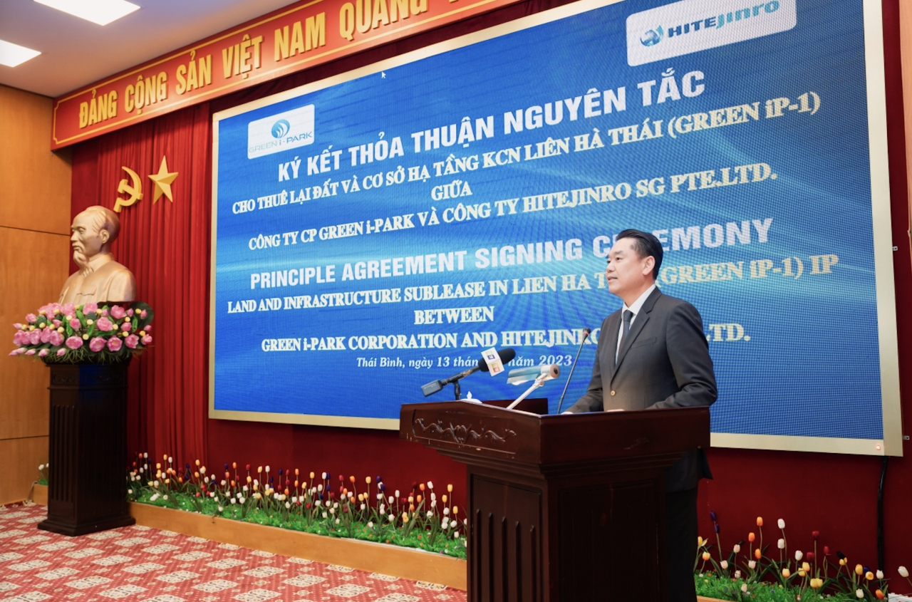 HiteJinro CEO Kim In-kyu speaks during a signing ceremony of the company's sublease agreement with the local government of Thai Binh province in Vietnam, Friday. (HiteJinro)
