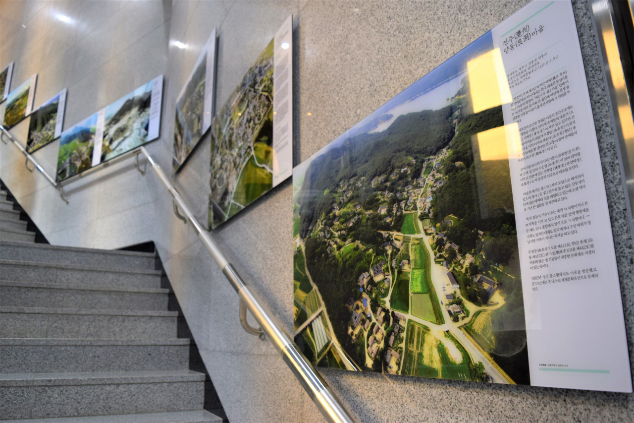 Aerial photos of hanok villages across the country are shown in the museum's main stairways. (Kim Hae-yeon/The Korea Herald)