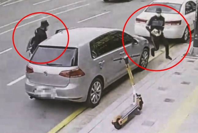 Surveillance camera footage of two 34-year-old Tajik suspects fleeing the site after robbing a currency exchange store in Pyeongtaek, Gyeonggi Province on Aug. 30. (Yonhap)