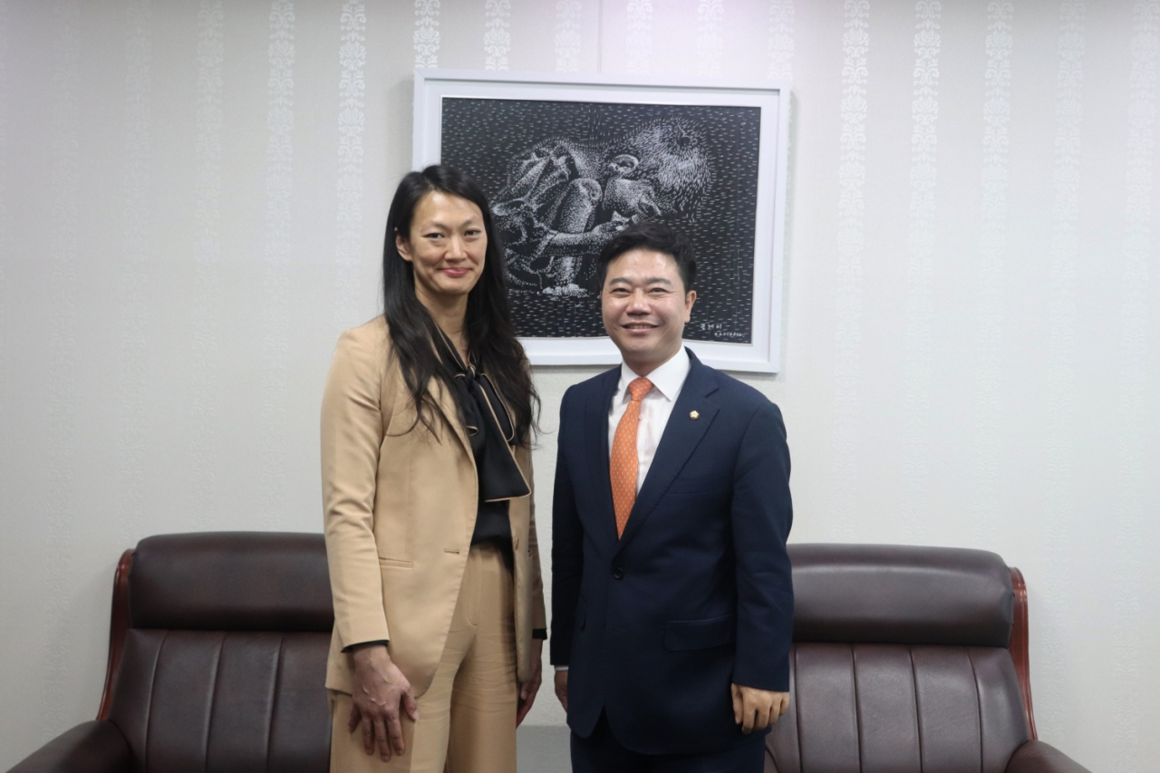 US envoy for North Korea human rights issues Julie Turner (left) and South Korean Rep. Ji Seong-ho meet at the lawmaker's office in Seoul’s Yeouido on Tuesday. (Courtesy of Ji's office)