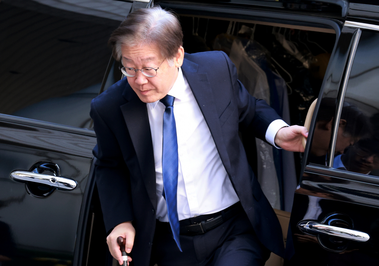 Rep. Lee Jae-yung, the Democratic Party of Korea leader, arrives at Seoul court on Tuesday. (Yonhap)