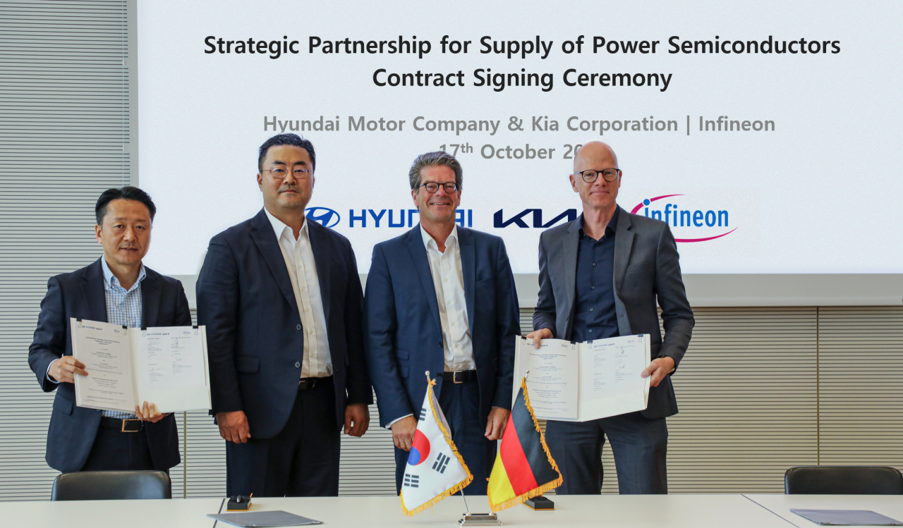 Kim Heung-soo (center left), global strategy officer at Hyundai Motor Group, and Peter Schiefer (center right), president of the automotive division at Infineon, pose for a photo at the partnership signing ceremony between Hyundai Motor Company, Kia and Infineon in Munich on Wednesday. (Hyundai Motor Group)
