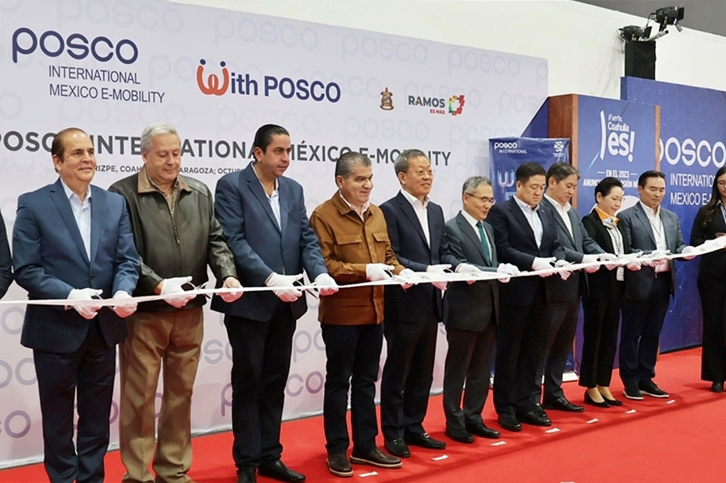 Jose Maria Morales, mayor of Ramos Arizpe (third from left); Miguel Riquelme, governor of Coahuila (fourth from left); Posco International Vice Chairman and CEO Jeong Tak (fifth from left); and South Korean Ambassador to Mexico Huh Tae-wan (sixth from left) cut a ribbon at a completion ceremony for Posco International Mexico E-Mobility held in Ramos Arizpe, Mexico, Wednesday. (Posco International)
