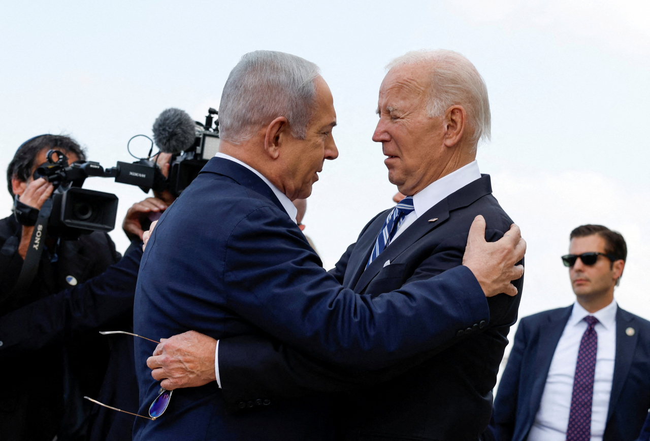 US President Joe Biden is welcomed by Israeli Prime Minster Benjamin Netanyahu, as he visits Israel amid the ongoing conflict between Israel and Hamas, in Tel Aviv, Israel, on Wednesday (Reuters-Yonhap)