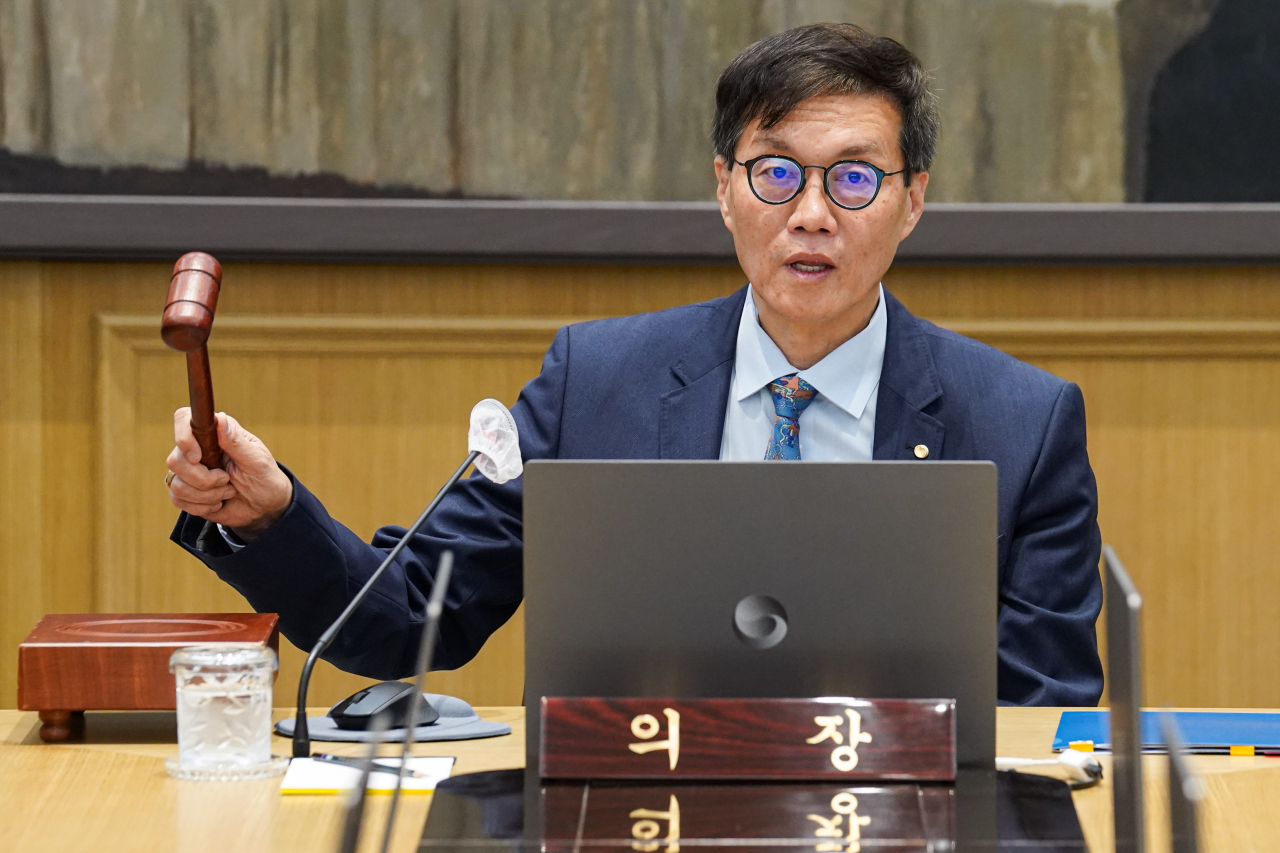 Bank of Korea Gov. Rhee Chang-yong bangs a gavel during a monetary policy board meeting held at the central bank's headquarters in Seoul, Thursday. (Joint Press Corps)