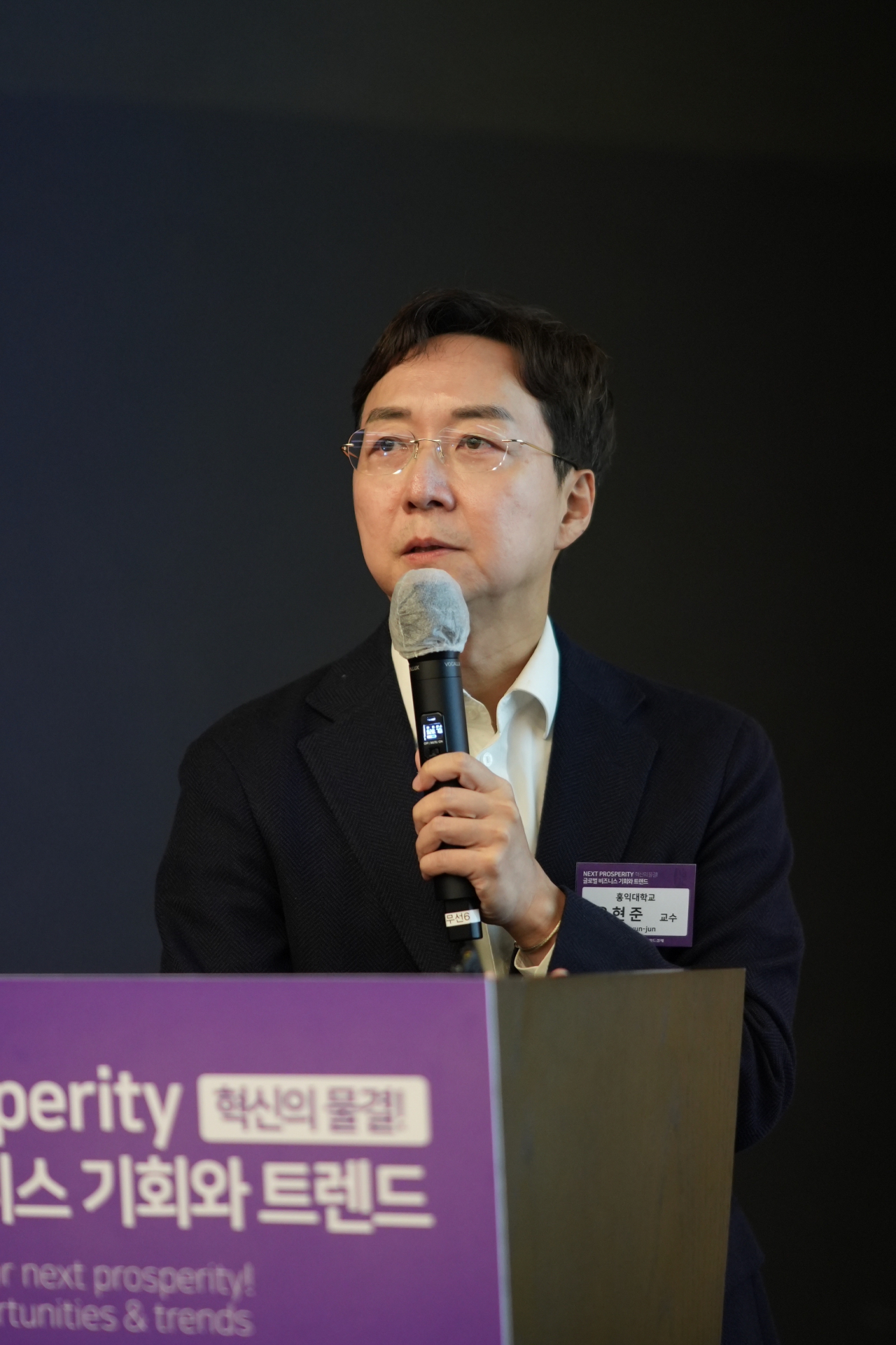 Yu Hyon-jun, a professor of architecture at Hongik University, speaks at the Global Biz Forum held at the Summit Gallery in Seoul, Wednesday. (The Korea Herald)