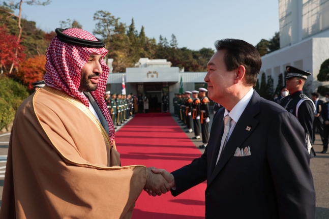 President Yoon Suk Yeol (right) and Saudi Arabian Crown Prince and Prime Minister Mohammed bin Salman shake hands after the Korea-Saudi Arabia meeting and luncheon held at the presidential office in Yongsan, central Seoul, Nov. 17, 2022. (Presidential office)