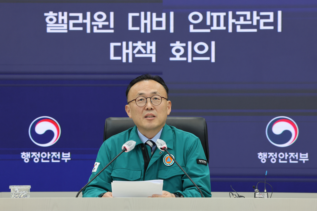 Yi Han-kyung, head of the Ministry of Interior and Safety’s department for disaster and safety management, leads a meeting Thursday on crowd management measures for the upcoming Halloween weekend. (Yonhap)