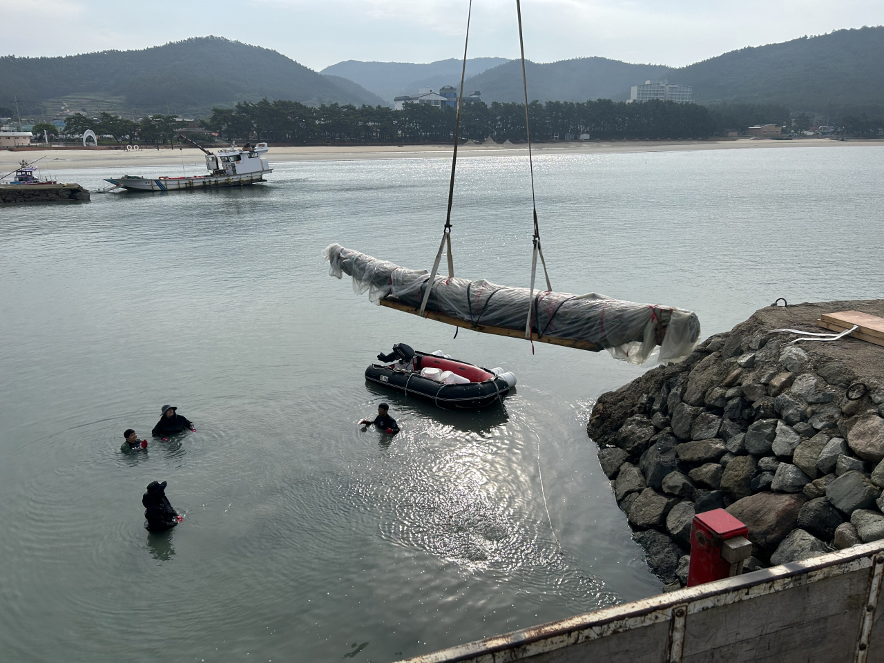 A research team lifts a shipwreck out of the water in Haenam, South Jeolla Province, in September. (CHA)