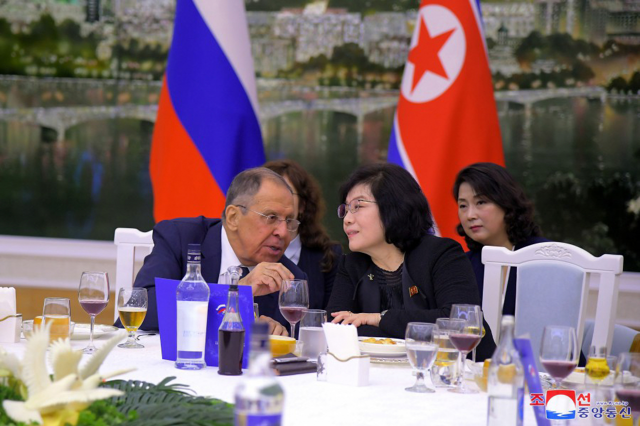 North Korean Foreign Minister Choe Son-hui (right) talks with Russian Foreign Minister Sergei Lavrov during a reception in Pyongyang on Wednesday. (Korean Central News Agency)