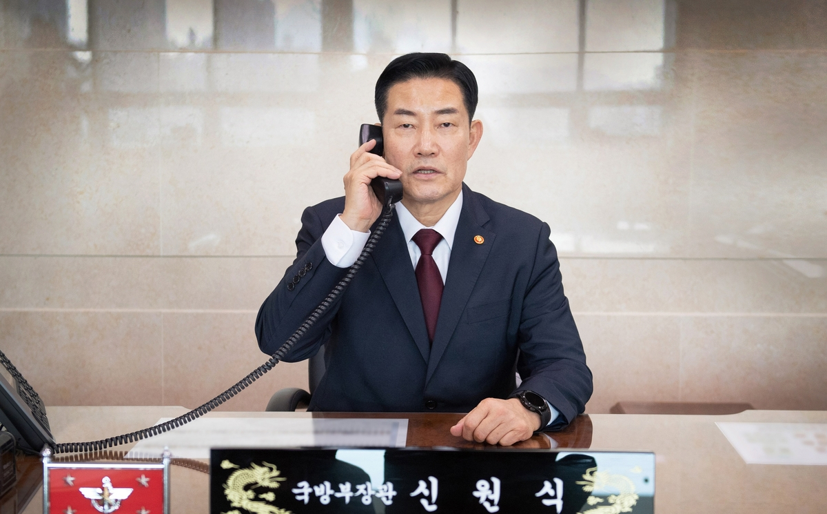 Defense Minister Shin Won-sik holds phone talks with his US counterpart, Lloyd Austin, at his office in central Seoul on Friday. (Defense Ministry Office)