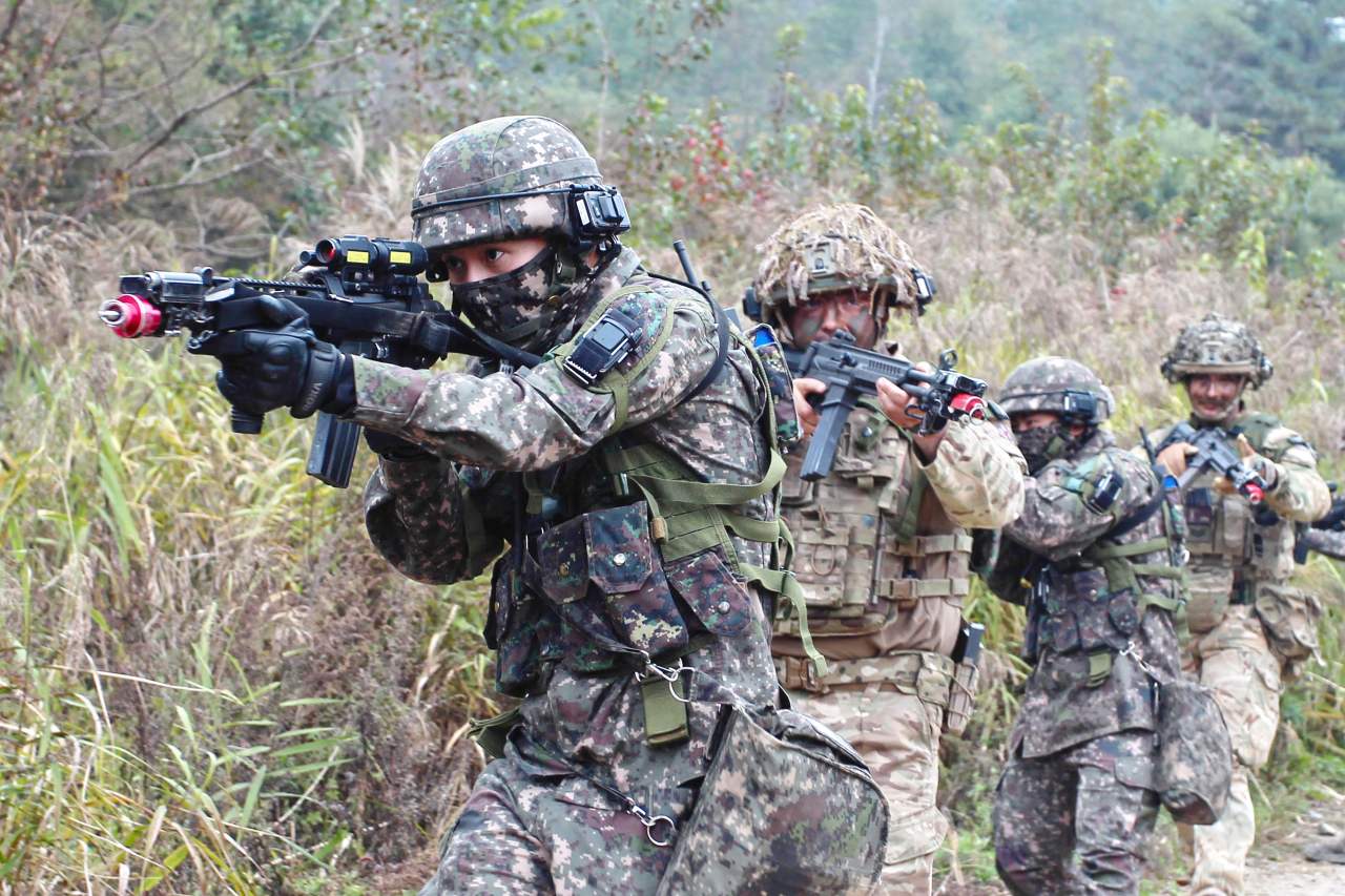 South Korean and British troops take part in a combined military exercise at the Korea Combat Training Center, a facility employing advanced technologies for realistic ground drills, in Inje, 165 kilometers east of Seoul on Friday. (Yonhap)