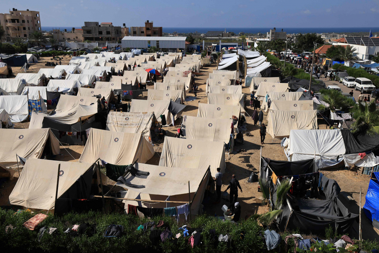 Tents for Palestinians seeking refuge are set up on the grounds of a United Nations Relief and Works Agency for Palestine Refugees (UNRWA) center in Khan Yunis in the southern Gaza Strip on Thursday. (AFP-Yonhap)