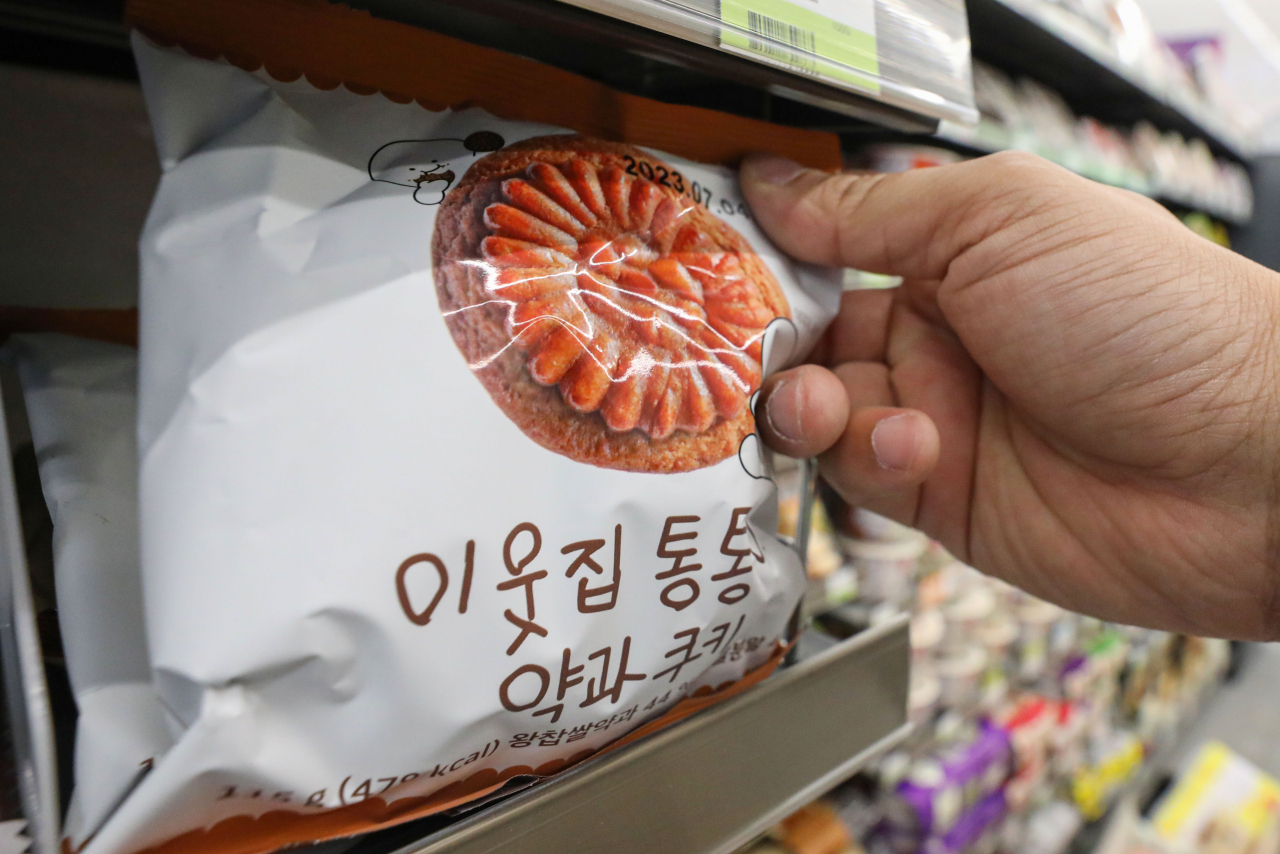 A yakgwa snack product is sold at a convenience store in Seoul on May 15. (Newsis)
