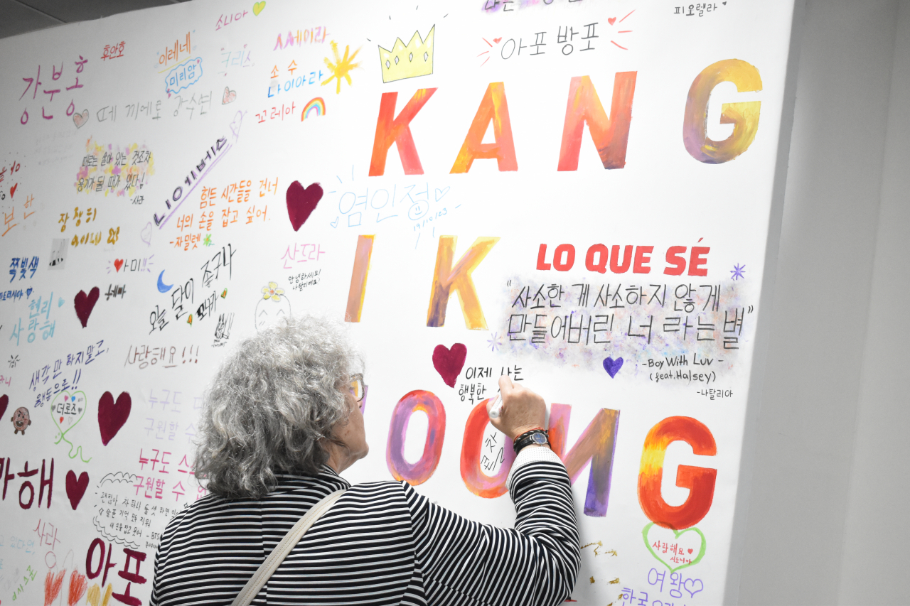 A visitor writes a sentence in Korean on the wallpaper at the Korean Cultural Center in Spain, located in Madrid, Thursday. (Korean Cultural Center in Spain)