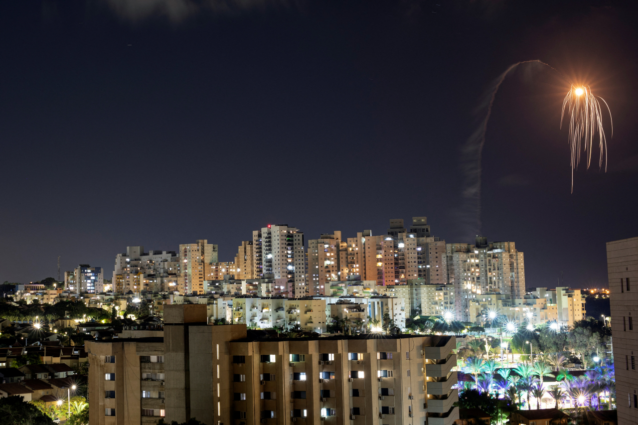 Israel's Iron Dome anti-missile system intercepts a rocket launched from the Gaza Strip, as seen from Ashkelon, in southern Israel, Friday (local time). (Reuters-Yonhap)