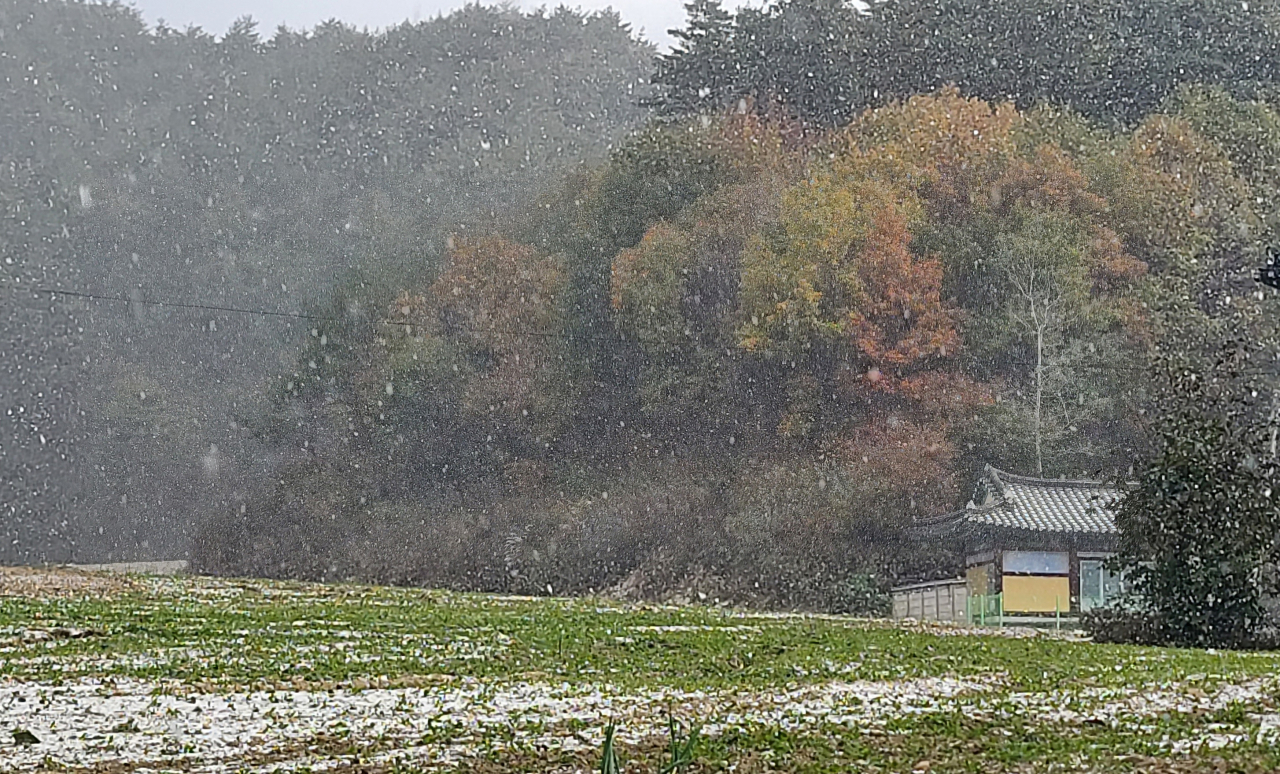 The first snow of the season fell on a portion of Mount Seorak in the northeast of the country, Tuesday. (Yonhap)