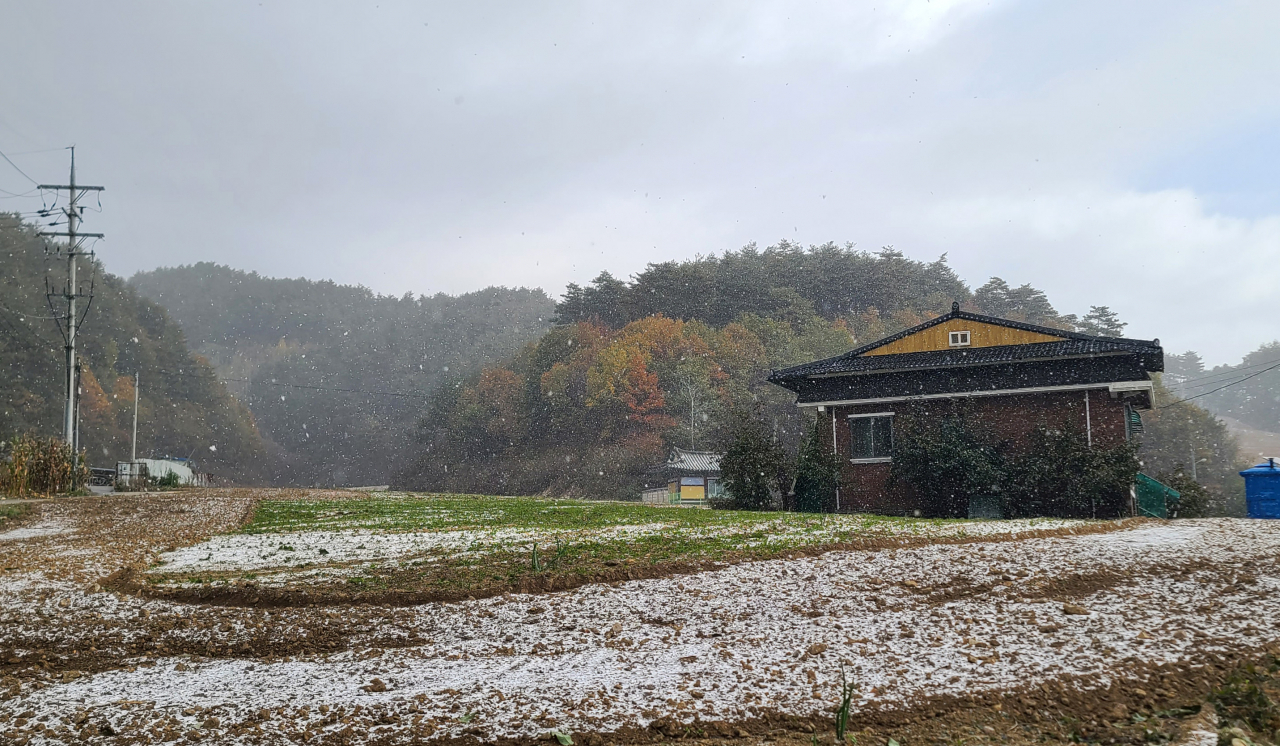 The first snow of the season fell on a portion of Mount Seorak in the northeast of the country, Tuesday. (Yonhap)