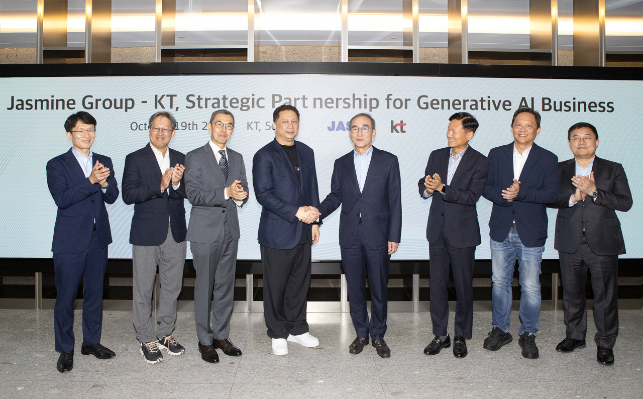 KT CEO Kim Young-shub (center right), Jasmine Group Chairman Pete Bodharamik (center left) and other company officials pose for a photo at KT’s headquarters in Seoul, Thursday. (KT)