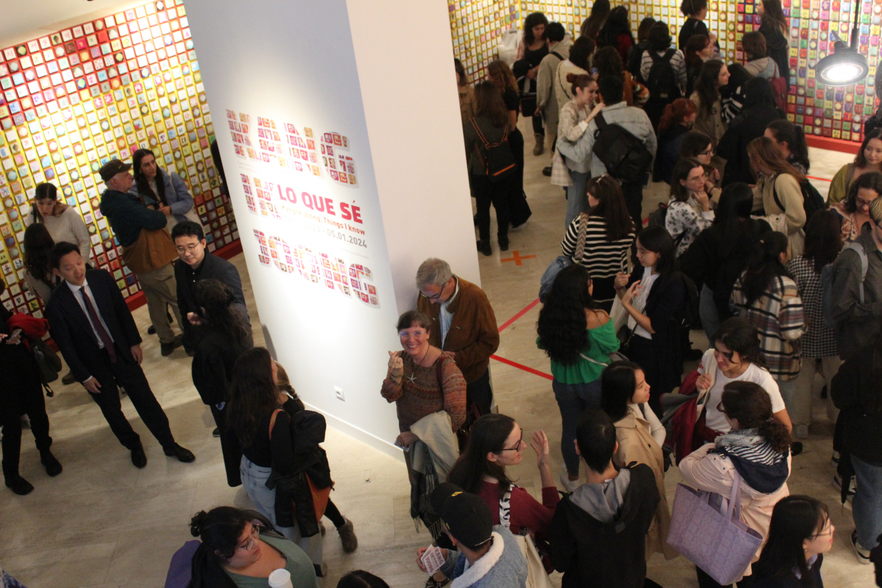 Visitors view Kang Ik-joong's installation 