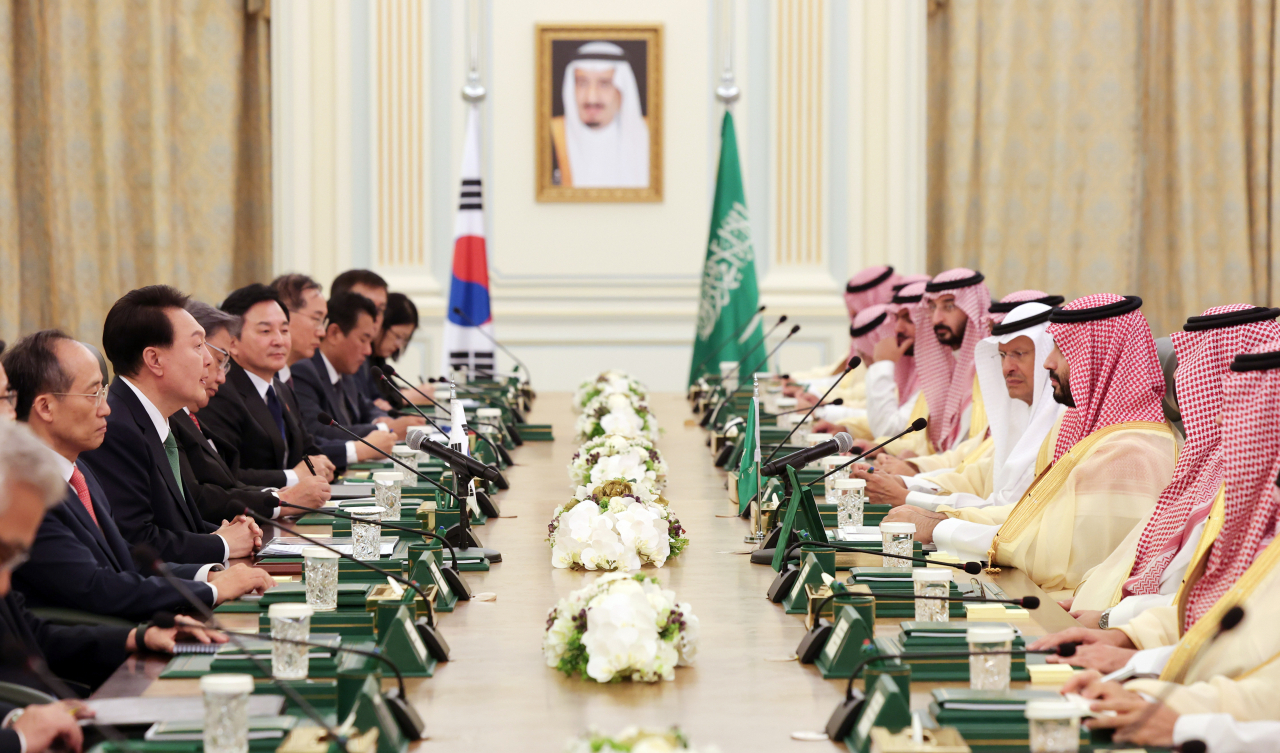 President Yoon Suk Yeol, who is on a state visit to Saudi Arabia, holds an extended Korea-Saudi Arabia summit meeting with Saudi Crown Prince Mohammed bin Salman at the Al Yamamah Palace in Riyadh on Sunday. (Yonhap)