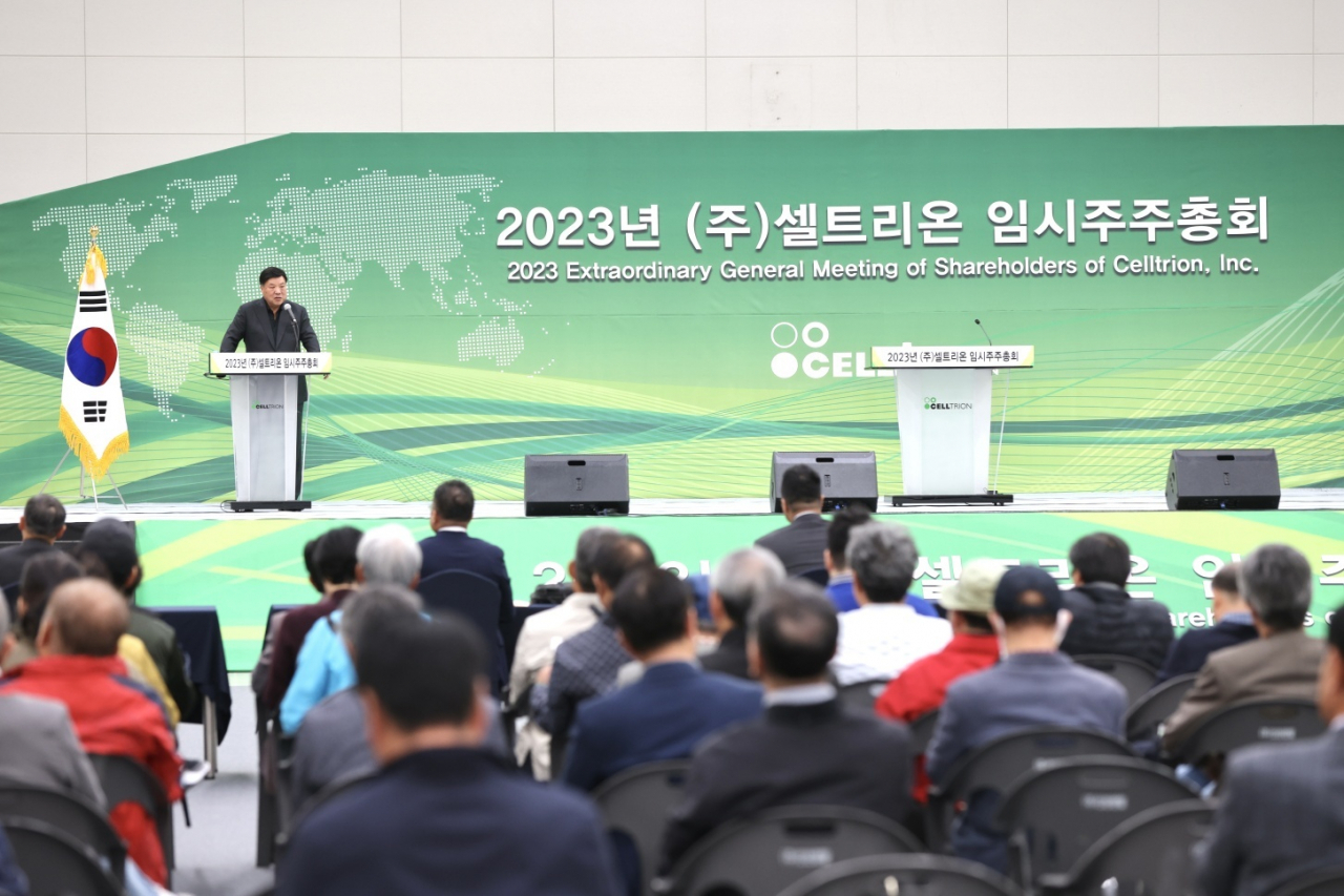Celltrion Group's founder and Honorary Chairman Seo Jung-jin speaks during an extraordinary general shareholders meeting held at the Songdo Convensia Convention Center in Incheon on Monday. (Celltrion)