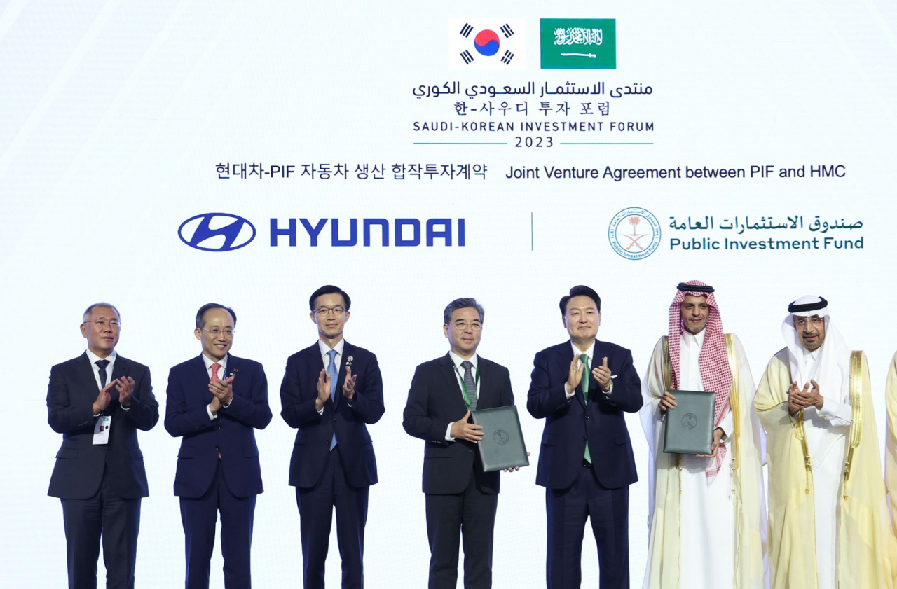 President Yoon Suk Yeol (third from right) attends a deal-signing ceremony for Hyundai Motor Group's manufacturing plant in Saudi Arabia at a hotel in Riyadh, Sunday. From left are Hyundai Motor Group Executive Chair Chung Euisun, Korea's Finance Minister Choo Kyung-ho, Industry Ministry Bang Moon-kyu, Hyundai Motor President Chang Jae-hoon, Yoon, Yazeed Alhumied, a deputy governor of Saudi Arabia's Public Investment Fund, and Saudi Arabian Investment Minister Khalid Al-Falih. (Joint Press Corps)