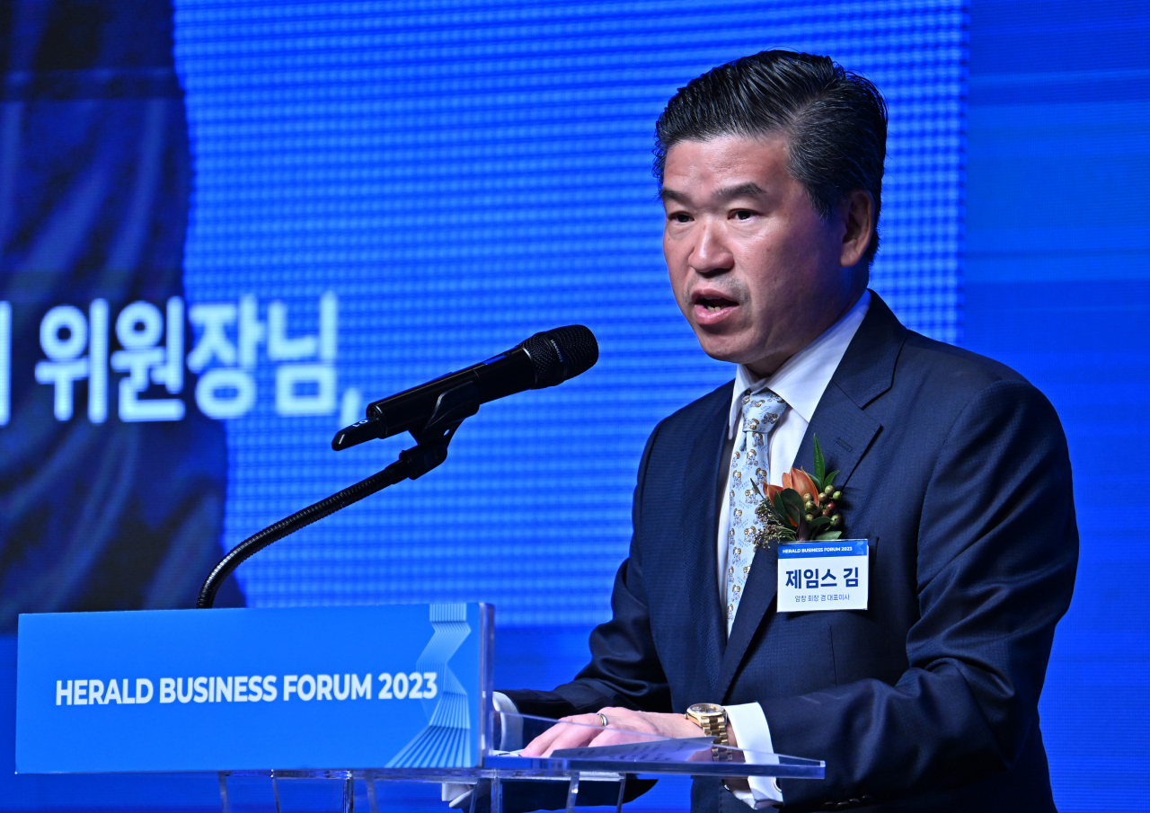 AmCham Korea Chairman and CEO James Kim delivers congratulatory remarks during a business forum at a Seoul hotel on Oct. 12. (Im Se-jun/The Korea Herald)
