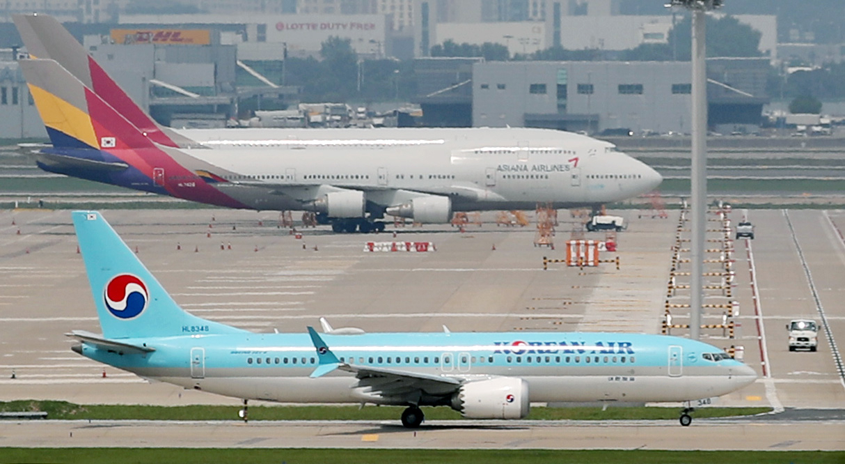 Planes operated by Asiana Airlines and Korean Air are on standby at Incheon Airport, July 20. (Newsis)